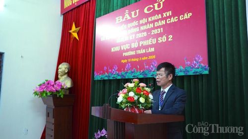Ông Đặng Đình Văn, Bí thư chi bộ tổ 23, Tổ trưởng tổ bầu cử số 2 phường Trần Lãm, tỉnh Hưng Yên phát biểu khai mạc. 