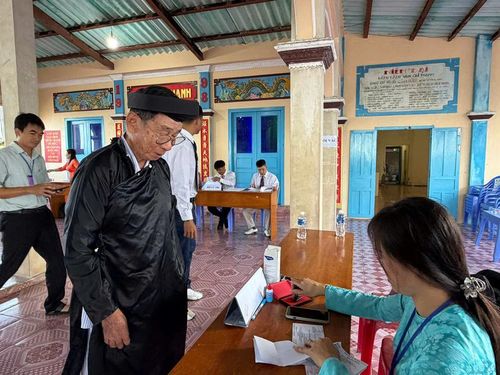 Cán bộ Đặc khu Phú Quý hỗ trợ người dân bỏ phiếu.