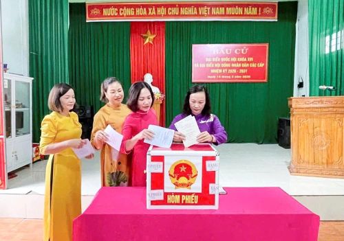 Cử tri xã Kiên Thọ tham gia bỏ phiếu.
