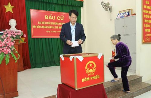 Trưởng Ban Tuyên giáo và Dân vận Tỉnh ủy Đào Xuân Yên và đại diện người cao tuổi tham gia bỏ phiếu tại khu vực bỏ phiếu số 65, Tổ dân phố Lễ Môn, phường Hạc Thành.