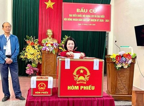 Đồng chí Đỗ Thị Toán bỏ phiếu bầu đại biểu Quốc hội khóa XVI và đại biểu HĐND các cấp nhiệm kỳ 2026-2031.
