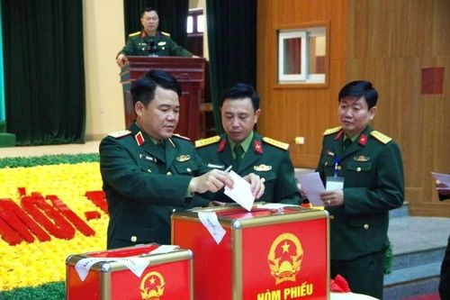 Thiếu tướng Vũ Văn Tùng, Ủy viên Ban Thường vụ Tỉnh ủy, Chỉ huy trưởng Bộ CHQS tỉnh bỏ lá phiếu đầu tiên tại Khu vực bỏ phiếu số 59.