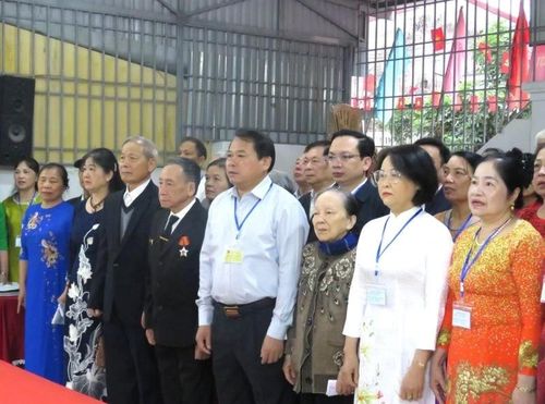 Đồng chí Nguyễn Văn Hùng, Ủy viên Ban Thường vụ , Trưởng Ban Tổ chức Tỉnh ủy và cử tri Khu vực bỏ phiếu số 67 thực hiện nghi thức chào cờ