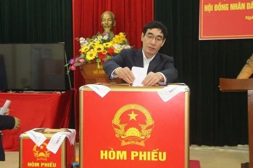 Đồng chí Nguyễn Ngọc Tiến, Ủy viên Ban Thường vụ, Trưởng Ban Nội chính Tỉnh ủy cùng đại diện các cử tri cao tuổi bỏ những lá phiếu đầu tiên.