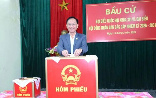 Thiếu tướng Vũ Xuân Hùng, Ủy viên Thường trực Ủy ban Quốc phòng và An ninh của Quốc hội bỏ lá phiếu đầu tiên tại Khu vực bỏ phiếu số 62.