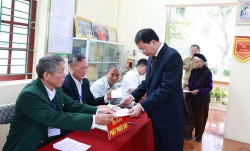 Đồng chí Bí thư Đảng ủy xã Thiệu Hóa Nguyễn Trọng Trang thực hiện bầu cử tại khu vực bỏ phiếu số 25.