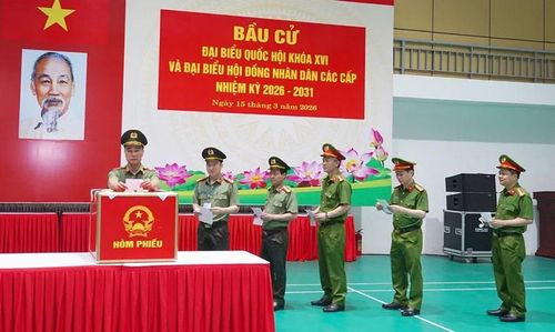 Đồng chí Giám đốc và các đồng chí Phó Giám đốc bỏ phiếu.