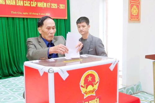 Cử tri phường Tĩnh Gia tham gia bỏ phiếu.