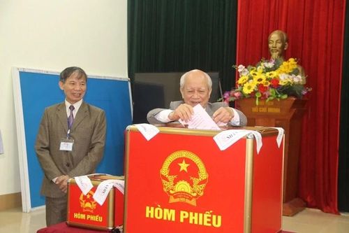 Cử tri Tổ dân phố Đông Bắc Ga 1 bỏ phiếu bầu cử.