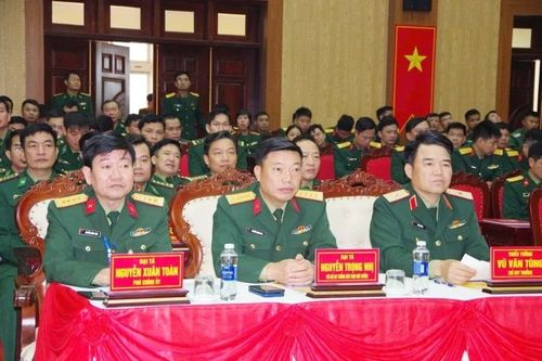 Thiếu tướng Vũ Văn Tùng, Ủy viên Ban Thường vụ Tỉnh ủy, Chỉ huy trưởng Bộ CHQS tỉnh cùng cử tri tham dự lễ khai mạc cuộc bầu cử đại biểu Quốc hội khóa XVI và đại biểu HĐND các cấp nhiệm kỳ 2026-2031.