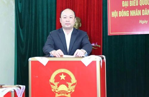Phó Chủ tịch UBND tỉnh Cao Văn Cường tham gia bỏ phiếu.