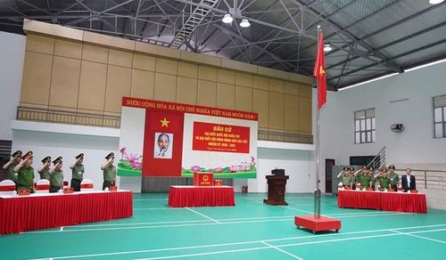Đại biểu thực hiện nghi lễ chào cờ, hát Quốc ca.