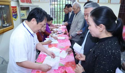 Cử tri thực hiện thủ tục nhận phiếu bầu cử.