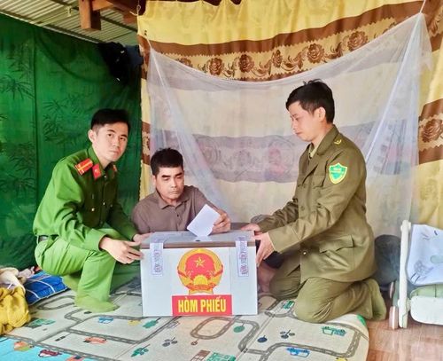 Tổ bầu cử xã Mường Lát mang hòm phiếu phụ đến tận nhà ông Ngân Văn Hoàn (thôn Chiên Pục) để cử tri để thực hiện quyền bầu cử.