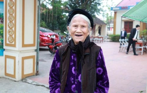 Ngay từ sáng sớm, bà Lê Thị Sáu đã phấn khởi có mặt tại khu vực bỏ phiếu để thực hiện quyền công dân.