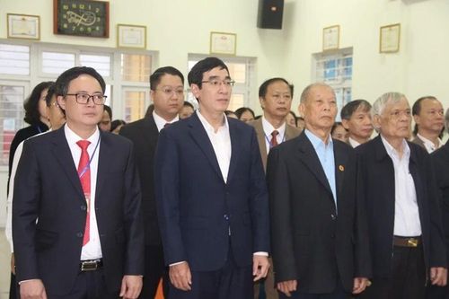 Đồng chí Nguyễn Ngọc Tiến, Ủy viên Ban Thường vụ, Trưởng Ban Nội chính Tỉnh ủy và đông đảo cử tri thực hiện nghi lễ chào cờ.