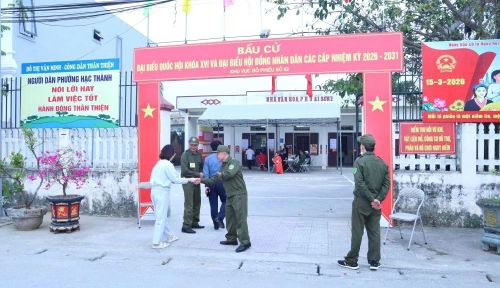 Lực lượng chức năng làm tốt công tác bảo đảm an ninh trật tự, an toàn giao thông và hỗ trợ cử tri.