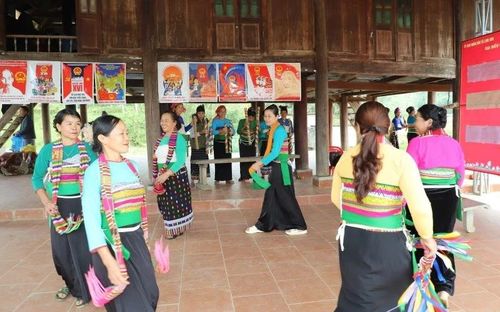 Trong ngày 15/3, câu lạc bộ đã biểu diễn từ sáng sớm với điệu hát múa xoay tròn, vừa thể hiện sự hân hoan phấn khởi, vừa như một lời chào với những người mới đến. Do vậy, ngoài tạo không khí sôi nổi, chương trình biểu diễn của họ còn như một lời chào mừng, cổ vũ cử tri đến nhà văn hóa tham gia bỏ phiếu bầu cử.