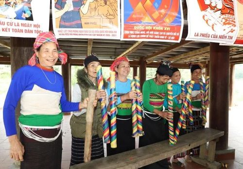 Cùng với việc đa dạng hóa cách thức tuyên truyền, vận động, những hoạt động thiết thực của Chi hội Phụ nữ thôn Giàng Vìn đã góp phần đẩy nhanh tiến độ cuộc bầu cử trên địa bàn. Theo Bí thư Chi bộ, Trưởng thôn Hà Đức Chung, đến 11 giờ 30 phút ngày 15/3, 100% cử tri trong thôn với 483 người đã hoàn thành việc bỏ phiếu, bầu 2 đại biểu Quốc hội, 3 đại biểu HĐND tỉnh và 4 đại biểu HĐND xã nhiệm kỳ 2026-2031.