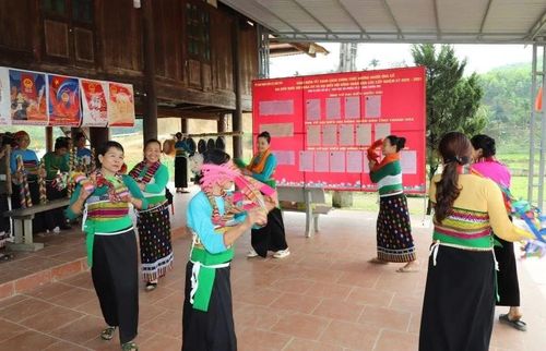 Thành viên tham gia biểu diễn đến từ Câu lạc bộ cồng chiêng thôn Giàng Vìn, bắt đầu từ ngày 14-15/3. Chị Nguyễn Thị Phương, Chủ nhiệm Câu lạc bộ cho biết: “Thành viên của câu lạc bộ đều là phụ nữ, có tuổi đời từ 30 đến 60. Để chuẩn bị biểu diễn chào mừng cuộc bầu cử đại biểu Quốc hội khóa XVI và đại biểu HĐND các cấp nhiệm kỳ 2026-2031, câu lạc bộ đã duy trì tập luyện vào các buổi tối cuối tuần từ sau Tết Bính Ngọ. Chúng tôi mong muốn được đóng góp sức mình cho ngày hội lớn của non sông”.