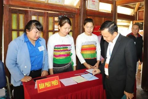 Phụ nữ thôn Giàng Vìn mặc trang phục truyền thống thực hiện nhiệm vụ tại khu vực bầu cử.