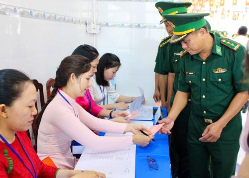Xã Long Hải có hơn 81.000 cử tri - thuộc nhóm địa phương có số lượng cử tri đông của Thành phố. Nhiều ngư dân đã vào bờ từ hai ngày trước để kịp tham gia bỏ phiếu. Toàn xã có 63 khu vực bỏ phiếu; đối với những cử tri không thể đến điểm bầu cử, tổ bầu cử phụ sẽ mang thùng phiếu đến tận nhà - Ảnh: Cổng thông tin điện tử TP. Hồ Chí Minh.