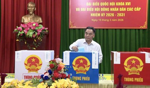 Phó Chủ tịch Thường trực UBND Thành phố Nguyễn Lộc Hà thực hiện quyền cử tri của mình,