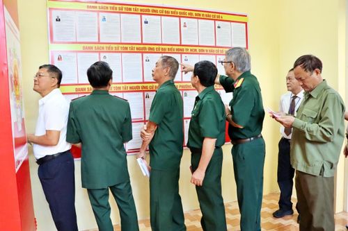 Phường Vũng Tàu có 46 khu vực bỏ phiếu, riêng khu vực bỏ phiếu số 3 có hơn 2.000 cử tri. Ông Nguyễn Hồng Lĩnh, Phó Chủ nhiệm Ủy ban Kiểm tra Trung ương (ảnh đầu tiên) là cử tri bỏ lá phiếu đầu tiên tại khu vực bỏ phiếu số 3, phường Vũng Tàu - Ảnh: Cổng thông tin điện tử TP. Hồ Chí Minh.