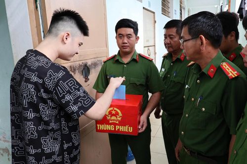 Cử tri bị tạm giam ở Trại tạm giam số 2 tham gia bỏ phiếu bầu cử.