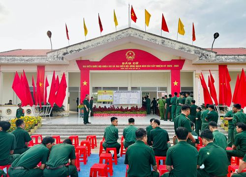 Quang cảnh buổi bầu cử của các lực lượng vũ trang đóng quân trên địa bàn xã Bình Sơn.