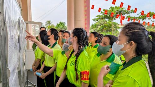 Cử tri là học viên đang điều trị cai nghiện tại cơ sở xem tiểu sử của các ứng viên trước khi bỏ phiếu.