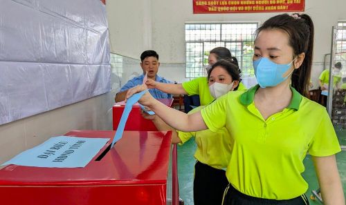 Cử tri là học viên đang điều trị cai nghiện tại cơ sở tiến hành bỏ phiếu.