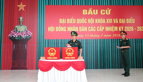 Đại tá Phạm Văn Thắng, Phó Chỉ huy trưởng Bộ Chỉ huy Quân sự tỉnh, Chỉ huy trưởng Ban Chỉ huy Bộ đội Biên phòng tỉnh An Giang bỏ phiếu bầu cử tại Khu vực bỏ phiếu số 57.
