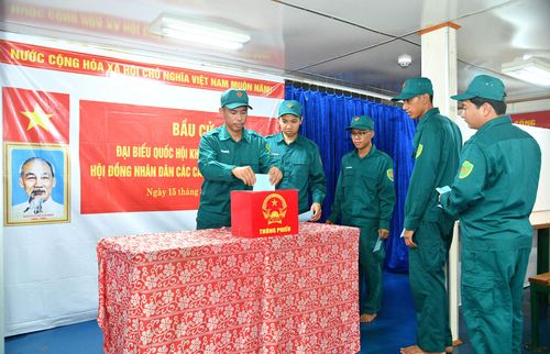 Các tàu thực hiện nhiệm vụ trên biển tiến hành bầu cử.