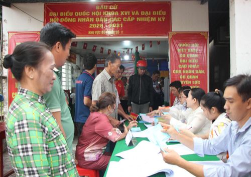Cử tri ấp Long Bình, xã Long Kiến tham gia bầu cử.