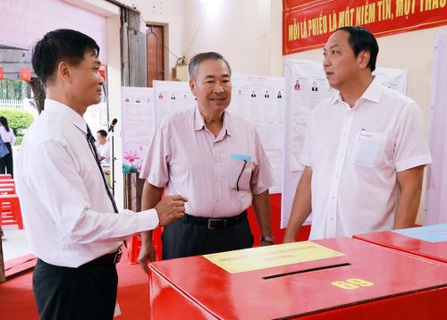 Phó Bí thư An Giang Tỉnh ủy Lâm Minh Thành (bìa phải) kiểm tra công tác chuẩn bị trước lễ khai mạc bầu cử tại khu vực bỏ phiếu số 69.