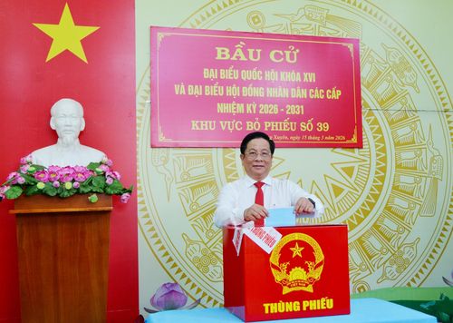 Ủy viên Ban Chấp hành Trung ương Đảng, Phó Bí thư Tỉnh ủy, Chủ tịch UBND tỉnh, Chủ tịch Ủy ban Bầu cử tỉnh An Giang Hồ Văn Mừng bỏ phiếu bầu cử.