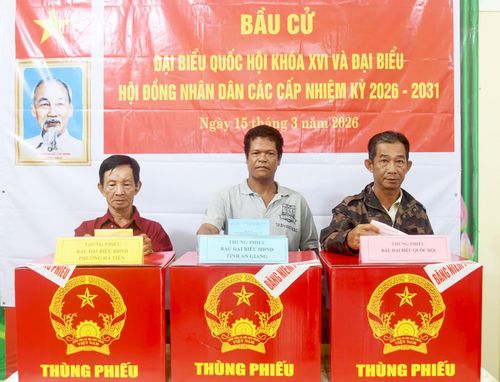 Cử tri là đông bào dân tộc Khmer khu vực biên giới Hà Tiên tham gia bỏ phiếu bầu cử.