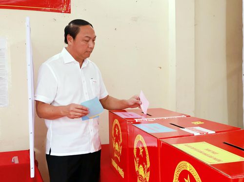Phó Bí thư Tỉnh ủy An Giang Lâm Minh Thành bỏ phiếu bầu đại biểu Quốc hội và HĐND các cấp.