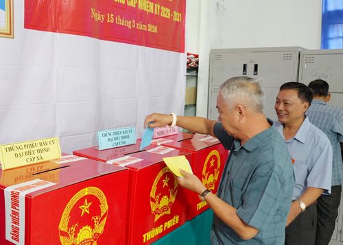 Cử tri xã Phú Tân bỏ phiếu bầu cử.