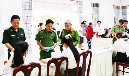 Không khí bầu cử tại Khu vực bỏ phiếu số 1, xã Tiên Hải.