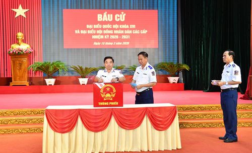 Thủ trưởng Bộ Tư lệnh Vùng Cảnh sát biển 4 bỏ phiếu bầu cử.