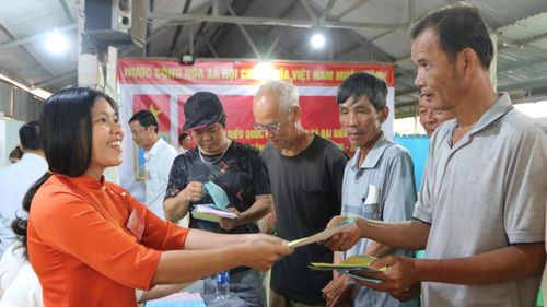 Các cử tri tại khu phố 3 nhận phiếu bầu cử.