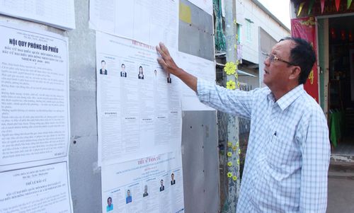 Cử tri Trần Phước Sang, ấp Kiến Quới 1, xã Chợ Mới xem danh sách tiểu sử các ứng cử viên đại biểu Quốc hội và HĐND các cấp.