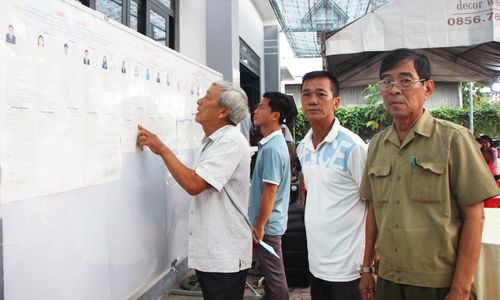 Cử tri ấp An Thuận, xã Hội An xem danh sách tiểu sử các ứng cử viên đại biểu Quốc hội và đại biểu HĐND các cấp.