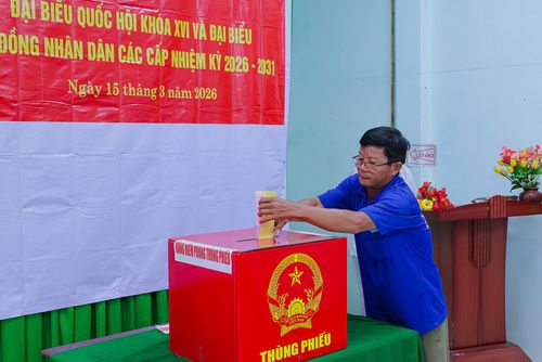 Cử tri ấp Tà Êm, xã Vĩnh Điều bỏ phiếu bầu cử.