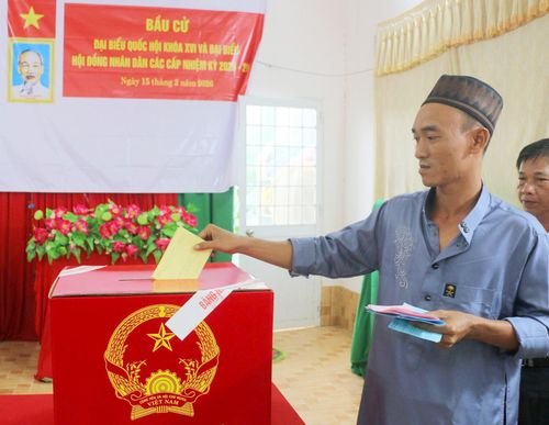 Cử tri đồng bào dân tộc Chăm xã Khánh Bình bỏ phiếu bầu cử.
