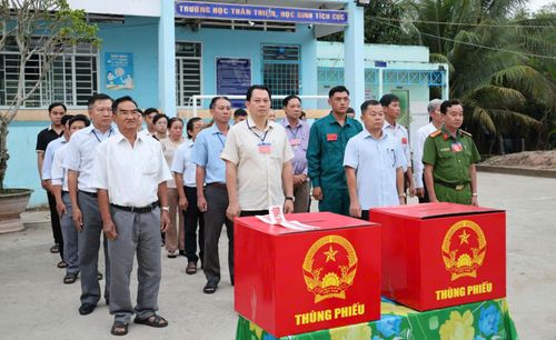Lãnh đạo xã Cù Lao Giêng tham dự lễ khai mạc bầu cử tại khu vực bỏ phiếu số 17, ấp Trung.