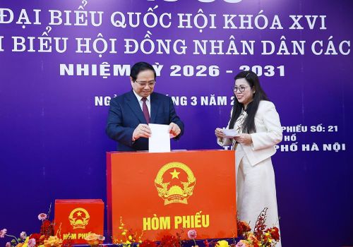  Thủ tướng Phạm Minh Chính cùng phu nhân bỏ phiếu tại khu vực bỏ phiếu số 21 trên địa bàn phường Tây Hồ, Hà Nội. Ảnh: TTXVN. 