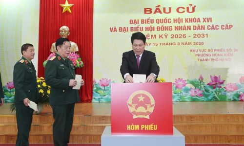  Chủ tịch nước Lương Cường bỏ phiếu tại khu vực bỏ phiếu số 26 phường Hoàn Kiếm, Hà Nội. Ảnh: TTXVN. 